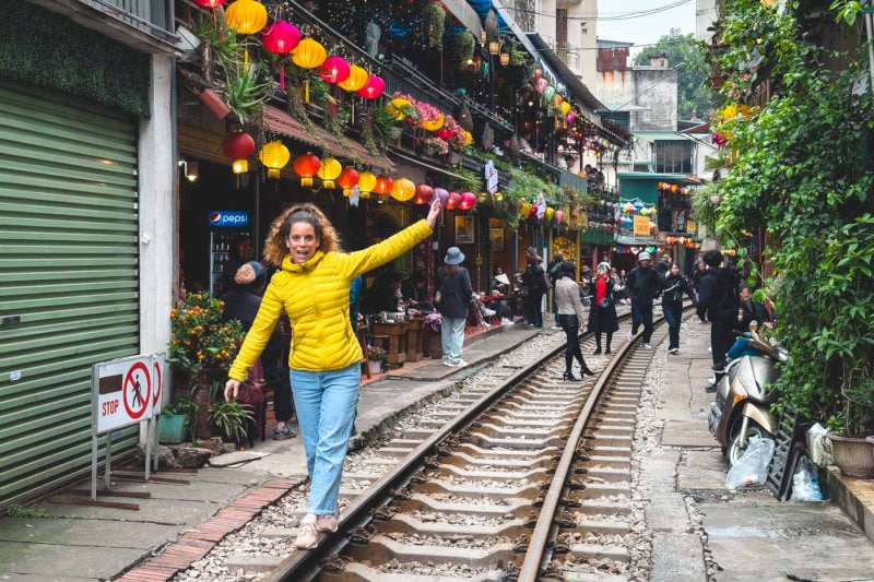 It attracts many tourists who enjoy taking photos with the train tracks (Source: Internet)